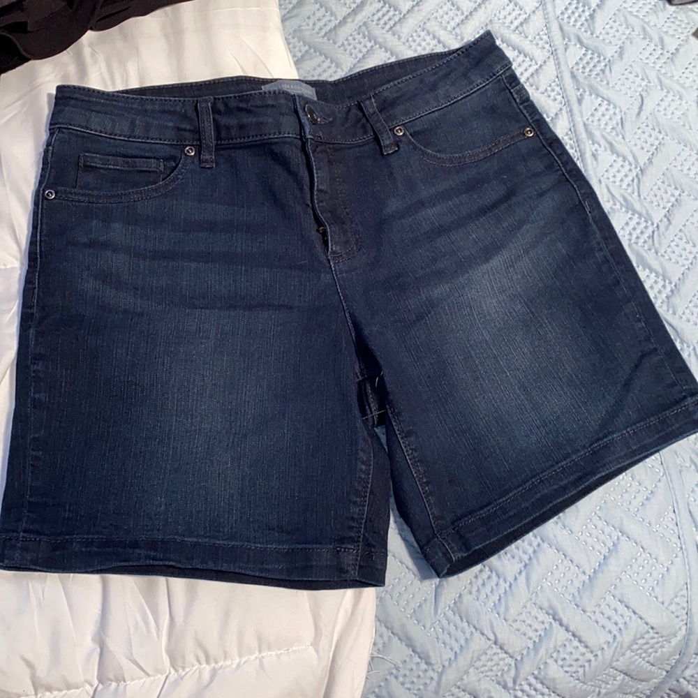 New York & Company women’s stretch dark wash 6” mid length 5 pocket shorts 8